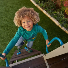 Detský-drevený-záhradný-domček-s-toboganom-chlapec-lezie