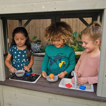 Detský-drevený-záhradný-domček-s-toboganom-hrajúce-deti