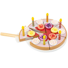 Drevený narodeninový koláč so sviečkami