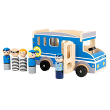 Veľký drevený policajný autobus