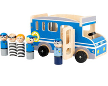 Veľký drevený policajný autobus